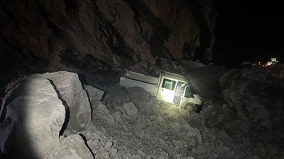 Dev kaya parçaları yola düştü; kamyonet mahsur kaldı