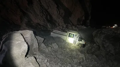 Dev kaya parçaları yola düştü; kamyonet mahsur kaldı