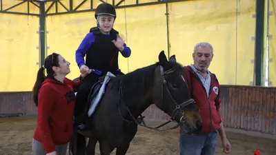Sarıyerli özel çocuklara atlı terapi hizmeti
