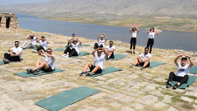 Tarihi Hasankeyf Kalesi'nde erkekler kadın cinayetleri için buluştu