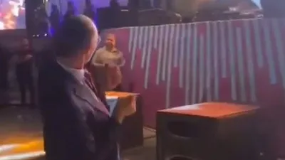 Erdal Beşikçioğlu, Melek Mosso konserinde kurtlarını döktü