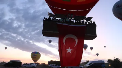 Kapadokya'da yer gök kırmızı beyaz oldu