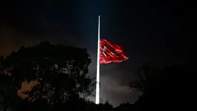 Türkiye'de bayraklar Reisi için yarıya indirildi