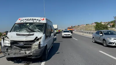 2 TIR ile 3 servis minibüsü birbirine girdi: Yaralılar var