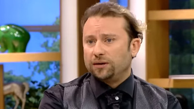 Ünlü isme yumruklu saldırı: ''Bu Kadir Doğulu için, bu da tarikat için''