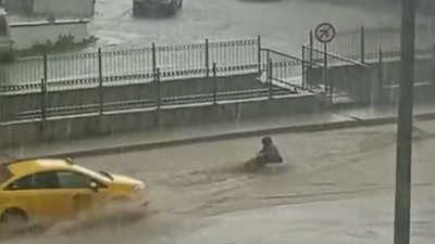 Amasya'da sele kapılan kadını bir taksici kurtardı