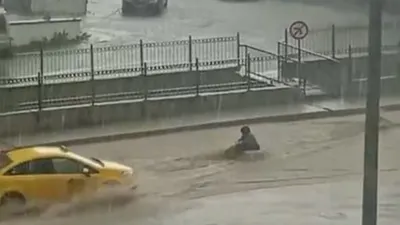 Amasya'da sele kapılan kadını bir taksici kurtardı