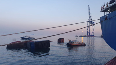 İstanbul'da konteynerler yük gemisinden denize uçtu
