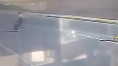 Yolda yürüyen kadına iğrenç taciz kamerada