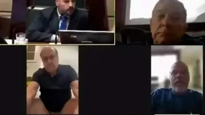 Meclis toplantısına tuvaletten canlı yayınla bağlandı