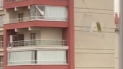 Fırtınada korkutan görüntü: Kağıt gibi uçurup binaya vurdu