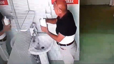 Lüks otomobiliyle geldiği camiden öyle bir şey çaldı ki...