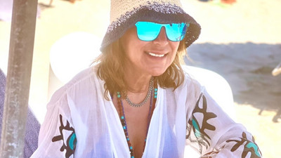 60'ına merdiven dayayan ünlü oyuncu geleneği bozmadı ve bikini sezonunu açtı
