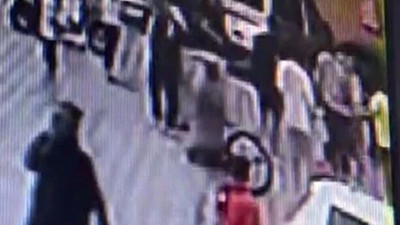 Eski siyasi parti başkanı 17 yaşındaki genç ile bisiklet kavgası etti
