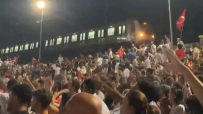 Milli maç gecesine damga vuran görüntü: Makinist Marmaray'ı durdurdu