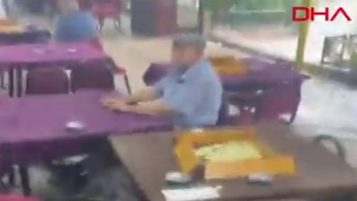 Sel suları kahveyi yuttu ama onlar kahvedeki okey keyfini bozmadı