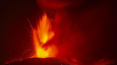Önce Etna şimdi de o... Bir yanardağ daha faaliyete geçti: Kırmızı alarm verildi, uçuşlar durdu