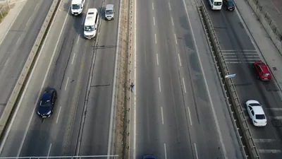 Her gün E-5'te kilometrelerce yürüyen gencin hikayesi yürekleri burktu