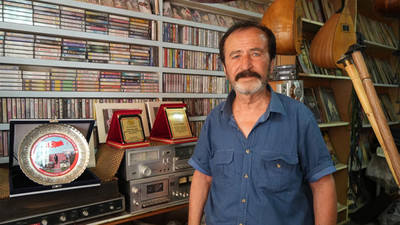 50 yıllık hazineyi dükkanında sergiliyor