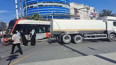 İstanbul'da otomobil tramvaya çarptı