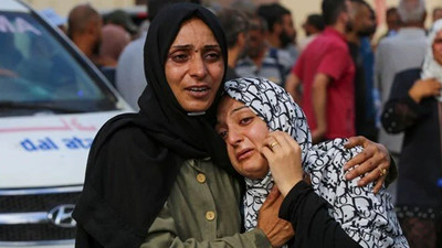 İsrail ordusu Nuseyrat mülteci kampına saldırmaya devam ediyor