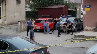 Eşiyle tartıştı baltayla evin kapısını kırdı