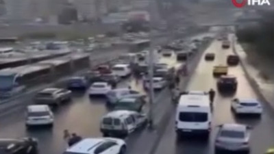İstanbul'da zincirleme kaza: Trafik durdu, çok sayıda yaralı var