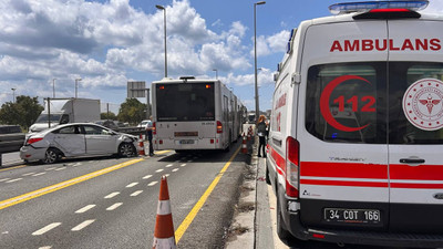 İstanbul'da zincirleme kaza: Otomobil metrobüs yoluna daldı