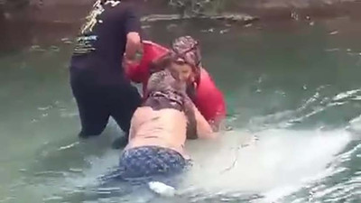 Adana'da otomobil sulama kanalına düştü