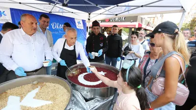 Küçükçekmece’de vatandaşlara aşure ikram edildi