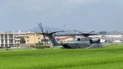 Askeri helikopter pirinç tarlasına indi