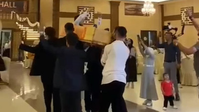Düğün salonuna tabutla girdiler, damat ve gelin neye uğradığını şaşırdı