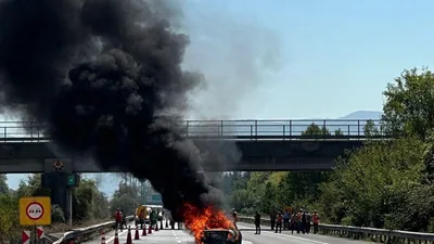 Seyir halindeki otomobil alev alev yandı