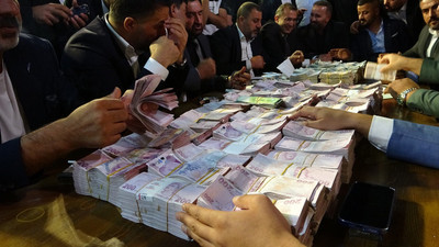 Aşiret düğününde gelin ve damada bir servet takıldı