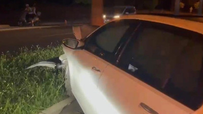 Antalya’da otomobil ağaca çarptı: 1 yaralı