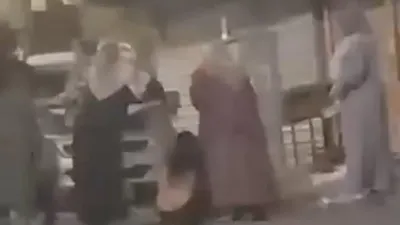 TikTok'ta yayın yapan genç kıza sokak ortasında dayak