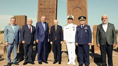 Kuvvet komutanları, Milli Savunma Bakanı ve HÜDA PAR liderinden hatıra pozu