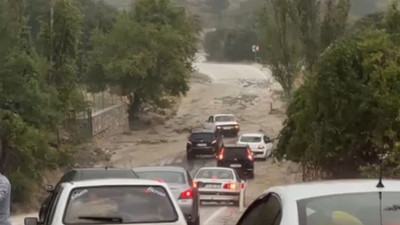 Bir ilimizde sel hayatı felç etti: Yollar göle döndü