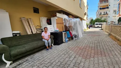 Evden çıkarılan kiracı kadın, artık sokakta yaşıyor