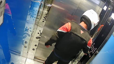 Motokurye tuvaletini yaptığı asansörde mahsur kaldı