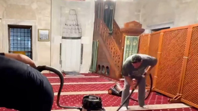 Mesut Özil İstanbul'da cami temizlerken görüntülendi