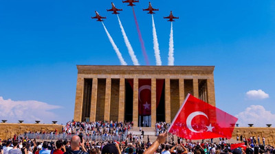 Türk Yıldızları Ata'yı selamladı: Anıtkabir semalarında nefes kesen gösteri