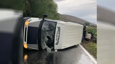 Afyonkarahisar'da işçileri taşıyan minibüs kaza yaptı