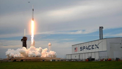 Uzay yürüyüşü yapacak astronotlar uzayda