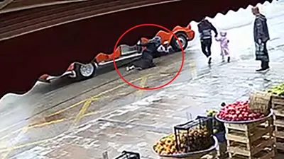 Kadın yolcu seyir minibüsten düştü, şoför yoluna devam etti