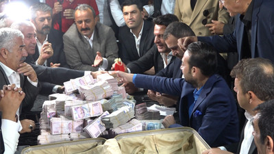 Aşiret düğününde takı şov: Damat ve geline bir servet takıldı