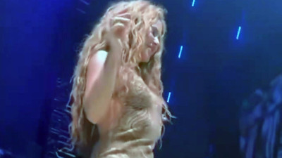 Shakira'ya sahnede iğrenç taciz: Sapığa isyan etti, sahneden indi