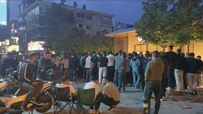 120 bin TL'lik iPhone için İstanbul'da geceden kuyruğa girdiler