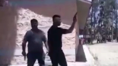 Okul bahçesinde eli silahlı magandalar dehşet saçtı