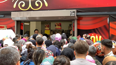 ''Bugün ne alırsan al, her şey 100 TL'' dedi, izdiham yaşandı